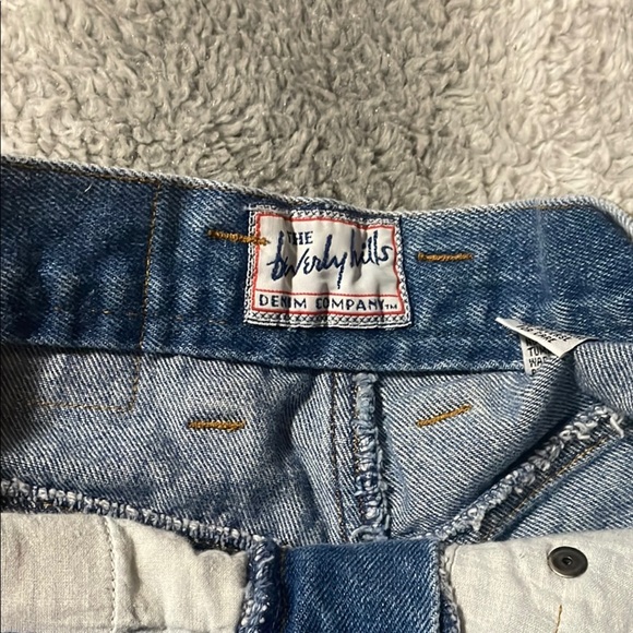 The Beverly hills Embroidered Denim Shorts with Floral Design 100% cotton - Picture 3 of 5